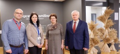 Iš kairės: E.Bernotas, V.Auškalnienė („Roquette Amilina“ Žmogiškųjų išteklių direktorė),  L. Dyburienė (J.Balčikonio gimnazijos direktoriaus pavaduotoja ugdymui), R. Dambrauskas